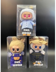 LABUBU CON ROPA EN CAJA TRANSPARENTE.