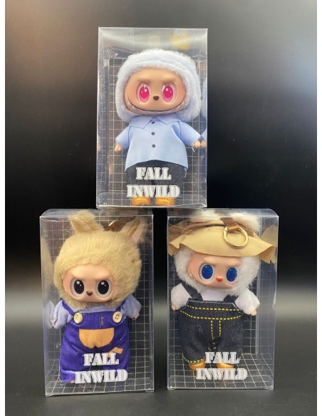 LABUBU CON ROPA EN CAJA TRANSPARENTE.