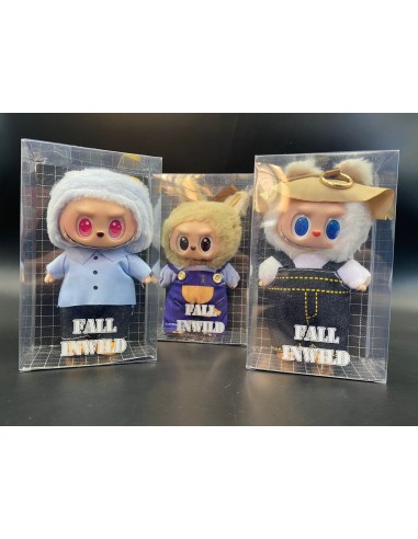 LABUBU CON ROPA EN CAJA TRANSPARENTE.