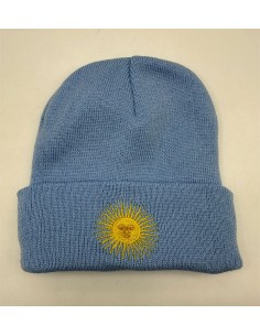 GORRO TEJIDO CELESTE CON BORDADO SOL DE MAYO