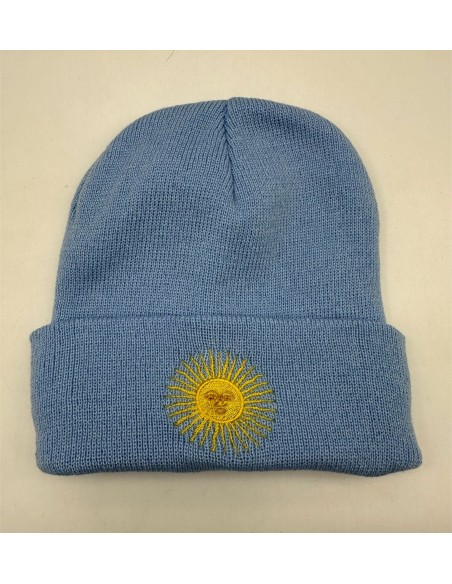 GORRO TEJIDO CELESTE CON BORDADO SOL DE MAYO