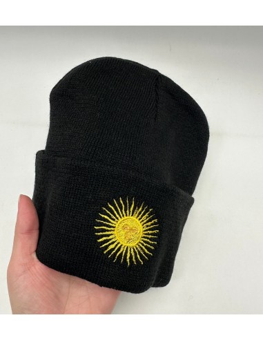 GORRO TEJIDO NEGRO CON BORDADO SOL DE MAYO