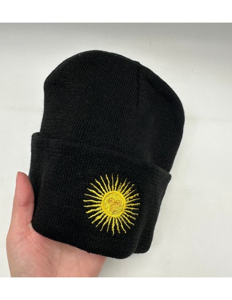 GORRO TEJIDO NEGRO CON BORDADO SOL DE MAYO