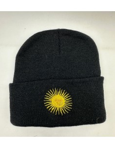 GORRO TEJIDO NEGRO CON BORDADO SOL DE MAYO