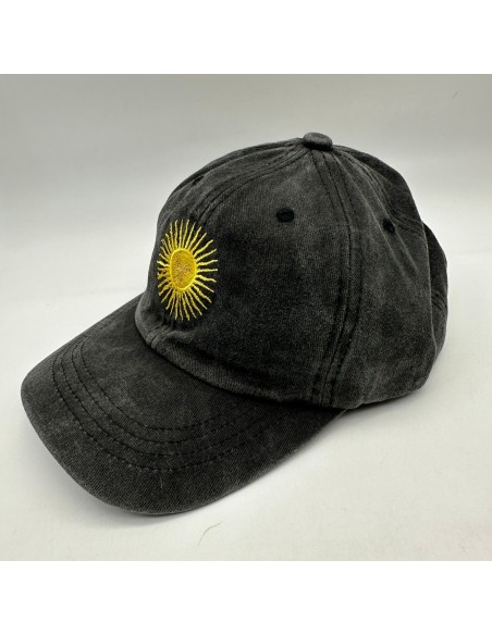 GORRA PRELAVADA NEGRA CON BORDADO SOL DE MAYO