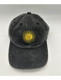GORRA PRELAVADA NEGRA CON BORDADO SOL DE MAYO